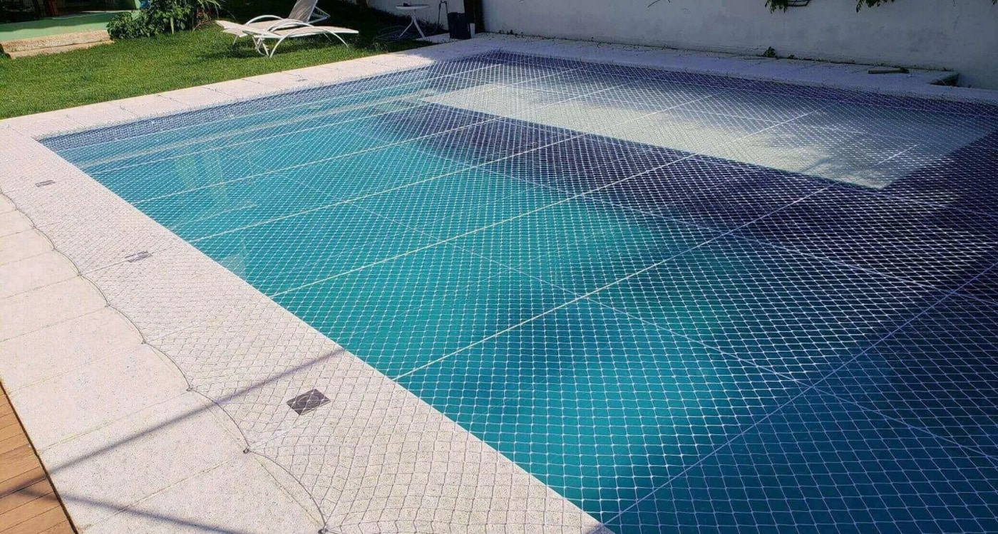 Rede de proteção esticada sobre piscina