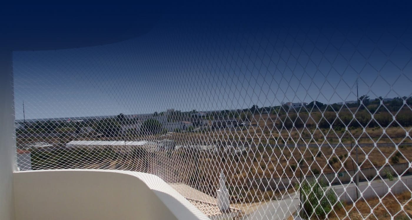 Rede de proteção instalada em varanda com vista para o mar